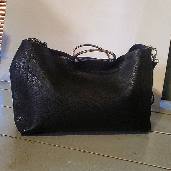 GUESS Black Leather Handbag. Satchel Style. Premium Grain Leather. Carried Twice - Picture 5 of 8